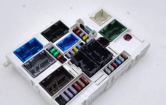 Peugeot 3008 III Fuse module 9859844380 28820022 2902440080