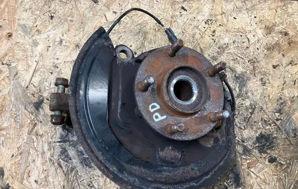 Nissan Juke I F15 Front wheel hub spindle knuckle 