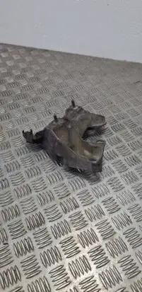 Engine mounting bracket