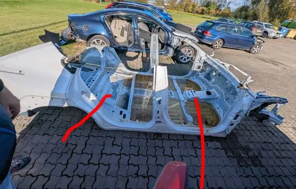 Toyota bZ4X Pillar (middle) 