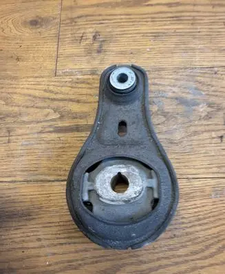 Opel Vivaro Engine mount bracket 93866731