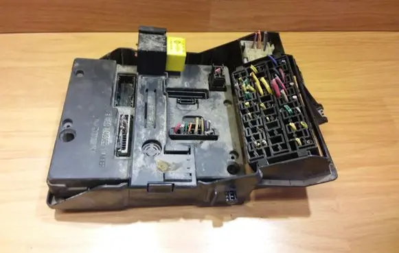 Renault Scenic I Fuse module 7703297929