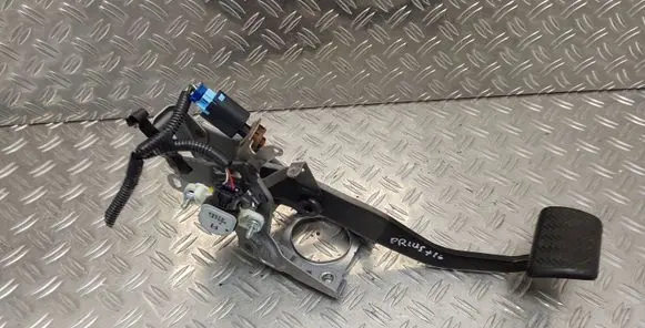 Toyota Prius+ (ZVW40) Brake pedal 8951047050