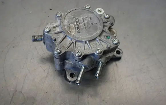 Volkswagen PASSAT B6 Vacuum pump B17906