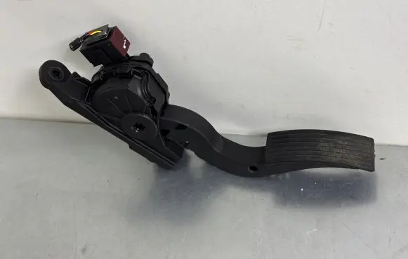 Hyundai i20 (GB IB) Accelerator throttle pedal 32700B9010