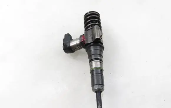 Volkswagen PASSAT B6 Fuel injector 03G130073S