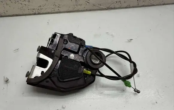 Toyota Auris E180 Rear door lock