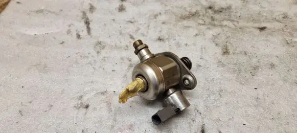 Volkswagen Golf VII Fuel injection high pressure pump 06K127025E 06L127A05 0261520481