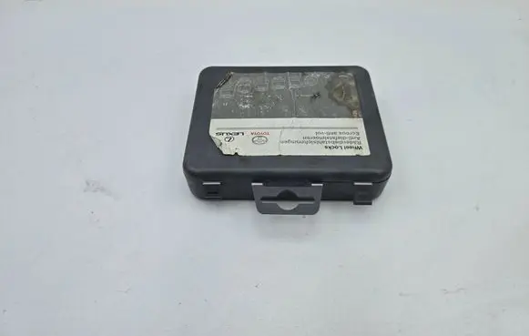 Toyota Auris E180 Anti-theft wheel nuts and lock PW45600000