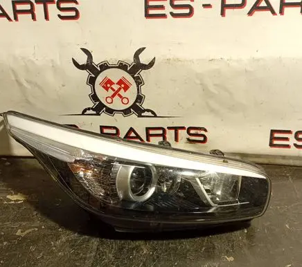 KIA Ceed Headlight/headlamp 92102-A2441