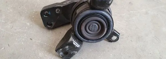 Hyundai i20 (PB PBT) Engine mount bracket