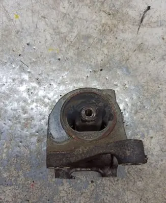 Nissan Almera Tino Engine mount bracket