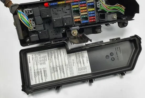 Ford Mondeo Mk III Fuse box set 9494210