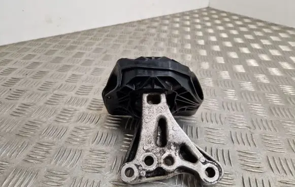 Peugeot 208 Engine mount bracket