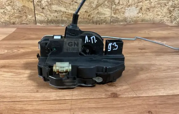 Opel Insignia A Front door lock 13503801