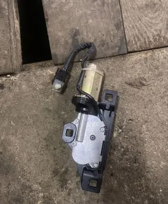 Loading door lock