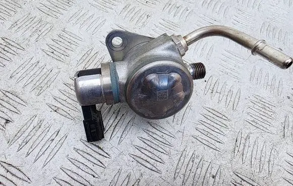 Volvo V40 Fuel injection high pressure pump 31437903
