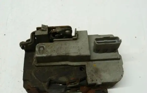Peugeot 206+ Front door lock 