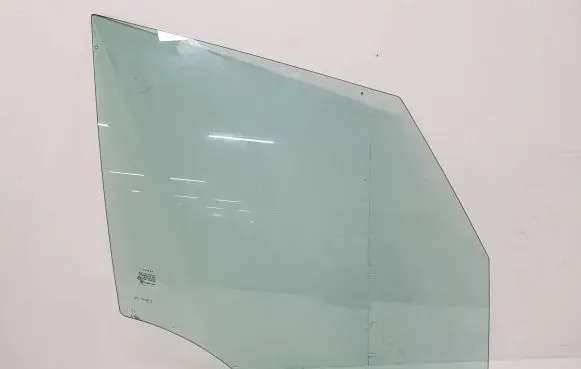 Fiat 500L Front door window glass four-door