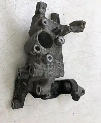 Peugeot 308 Engine mounting bracket 9804121180