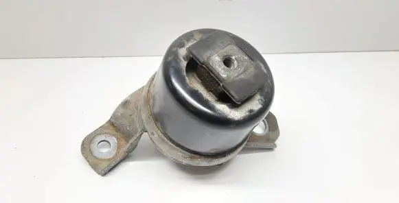 Volvo V70 Engine mount bracket
