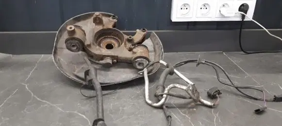 Volkswagen PASSAT B5 Rear wheel hub spindle/knuckle 8e0435