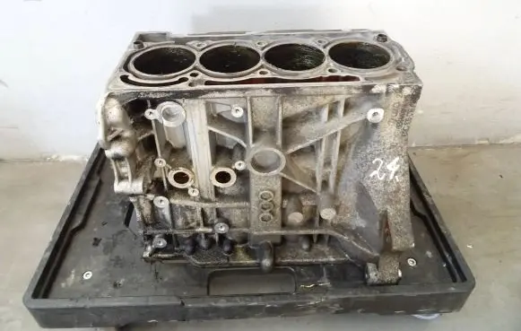 Volkswagen Touran I Engine block 