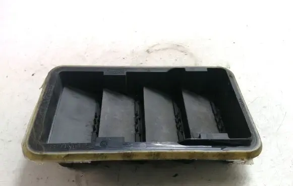 Quarter panel pressure vent