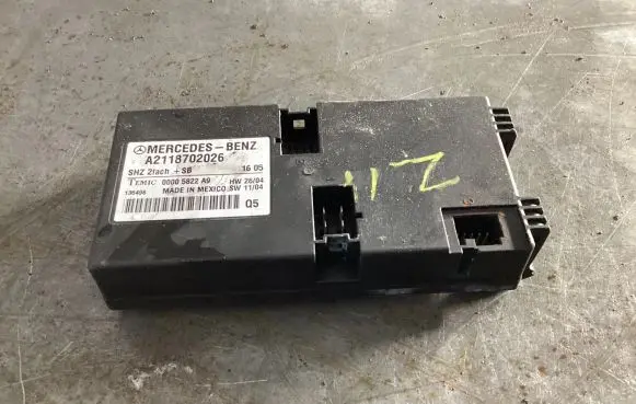Mercedes-Benz E W211 Seat control module A2118702026 00005822A9