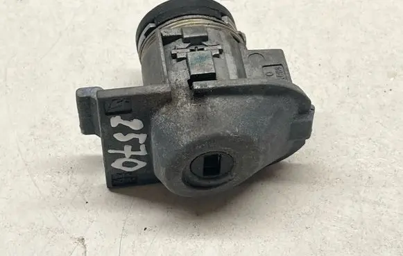 Volvo XC60 Front door lock 30784963