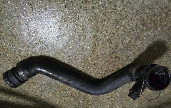 BMW 7 E38 Engine coolant pipe/hose 1705224