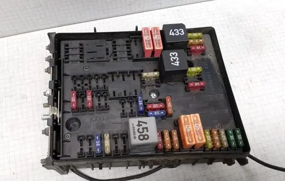 Volkswagen Touran I Fuse module 1K0937124H