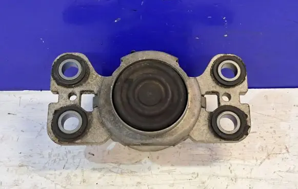 Volvo XC70 Engine mount bracket 31316875 31277315