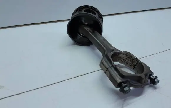 Toyota Avensis T270 Piston with connecting rod 5574805