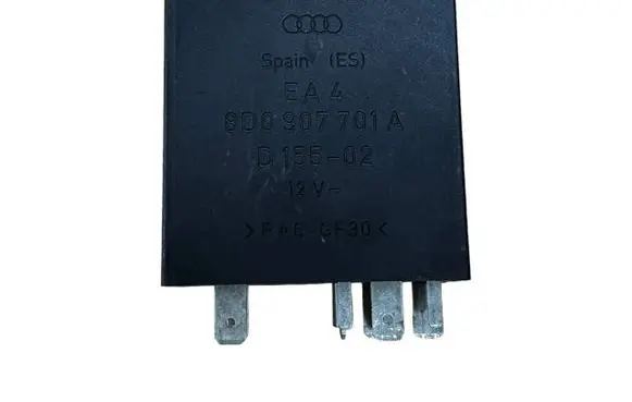 Volkswagen PASSAT B6 Other relay 8D0907701A D15502