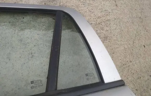 Opel Astra G Rear vent window glass as2