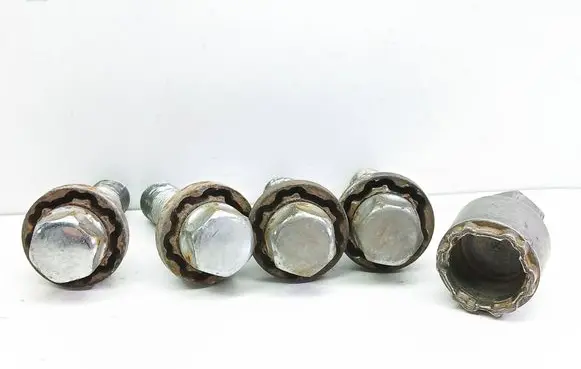 Volvo XC60 Anti-theft wheel nuts and lock 