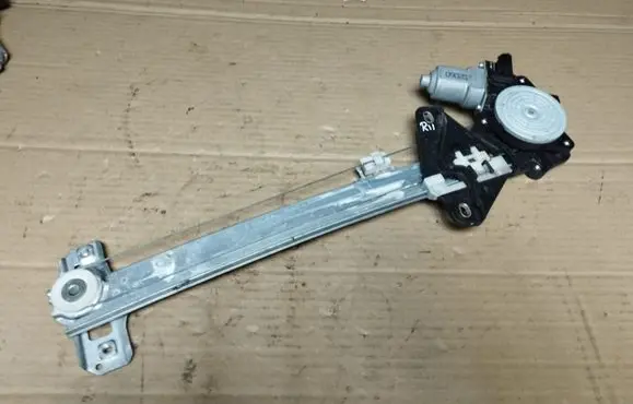 Rear door manual window regulator