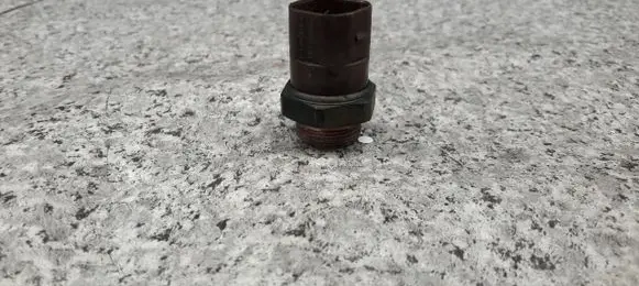 Volkswagen Polo III 6N 6N2 6NF Coolant temperature sensor 