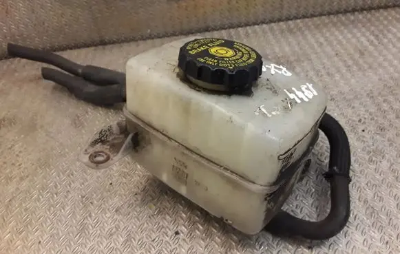 Lexus RX 330 - 350 - 400H Brake fluid reservoir 13231140500