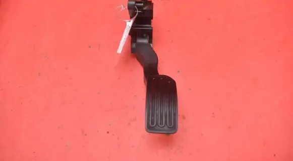 Accelerator throttle pedal