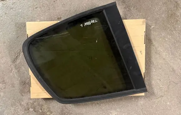 Volkswagen Touran II Rear side window 
