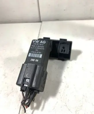 Volkswagen Touran I Glow plug pre-heat relay 038907281D 51299023A