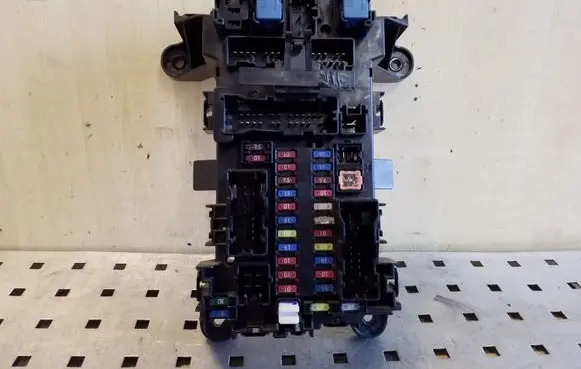 Suzuki Grand Vitara II Fuse module 12438D14