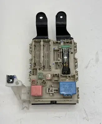 Toyota Avensis T270 Fuse module 8273005170C 8273005170 154211C15
