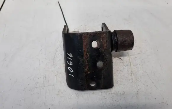 Engine mounting bracket