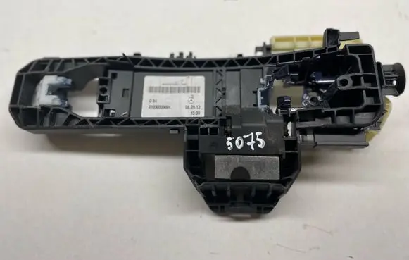 Rear door exterior handle/bracket