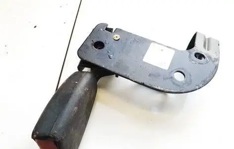 Middle seatbelt buckle (rear)