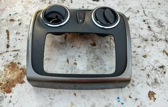 Dacia Sandero II Radio/GPS head unit trim 682605983R