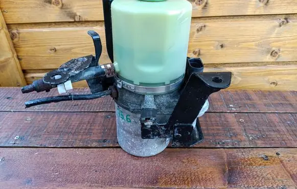 Skoda Fabia Mk2 (5J) Power steering pump 6R0423156